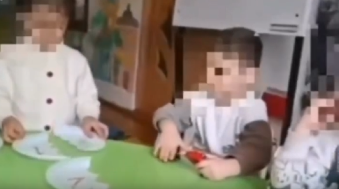 Gəncədə bağçada biabırçılıq - Tərbiyəçi azyaşlıları təhqir etdi - VİDEO