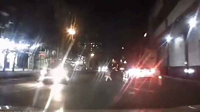 Keçidin yaxınlığından yola qaçan piyada qəzadan saniyə ilə qurtuldu    - VİDEO