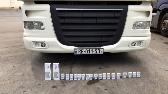 Gömrükçülər Gürcüstandan gələn yük avtomobillərində siqaret aşkar edib  - FOTO