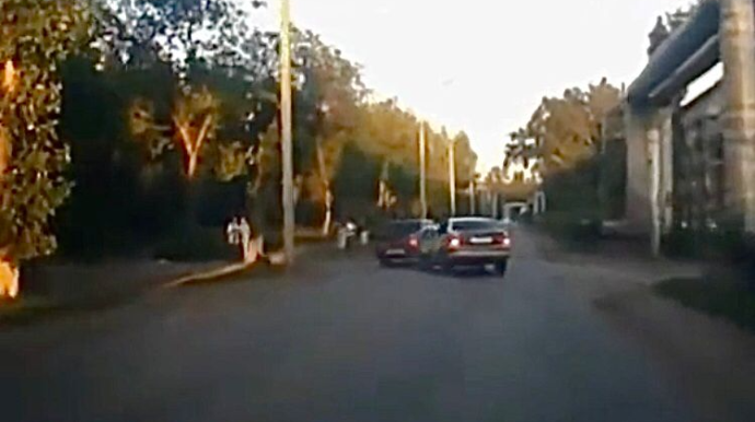 Əks yola çıxan sürücü qayda pozan sürücünü qəzaya saldı  - VİDEO