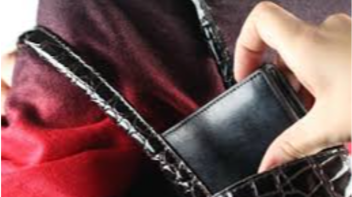 Qadını dəmir parçası ilə qorxudub...