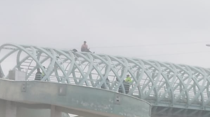 Bakıda vətəndaş özünü yandırıb keçiddən atmaq istədi - FOTO   
