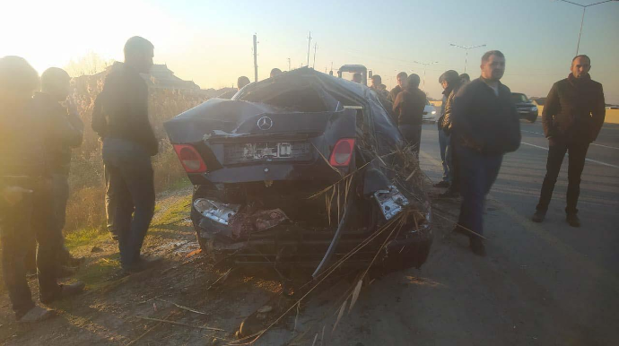 Kürdəmirdə avtomobil su kanalına düşüb, xəsarət alan var   - FOTO