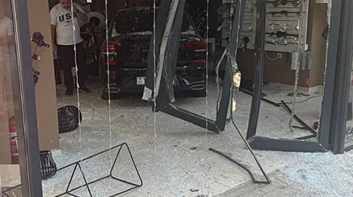Bakıda avtomobil çilçıraq mağazasına çırpıldı - VİDEO