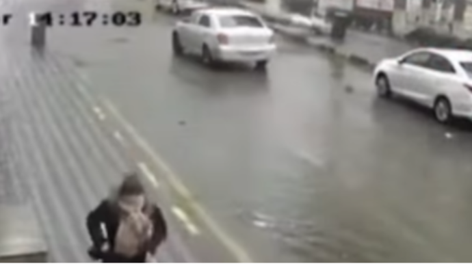 Xırdalanda ağac aşdı, sürücü son anda xilas oldu - VİDEO