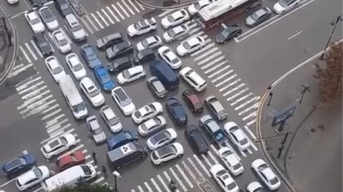 Bakıdakı bu tıxacın səbəbi müzakirə yaratdı - VİDEO