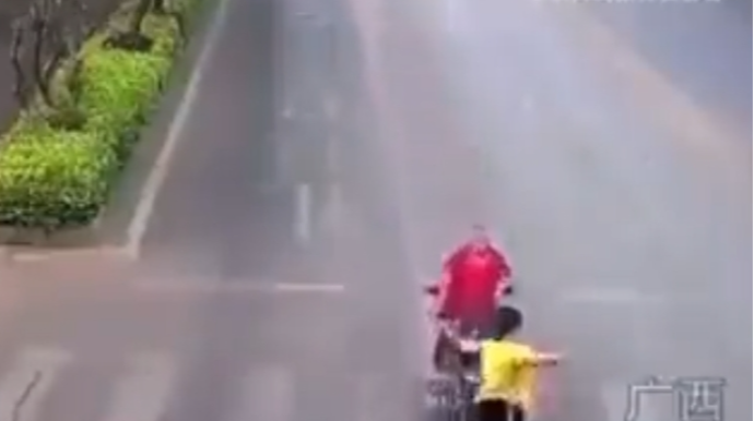 Motosikletçi piyada keçidində qadını vurdu - ANBAAN VİDEO  