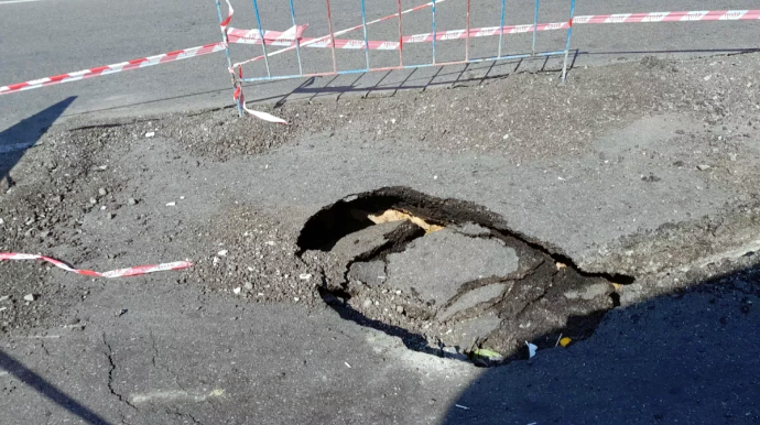В центре Баку провалилась дорога: возникла большая яма - ФОТО 