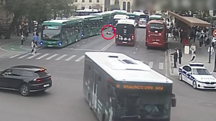 “28 May”da avtobus qadını vurdu   - VİDEO - YENİLƏNİB