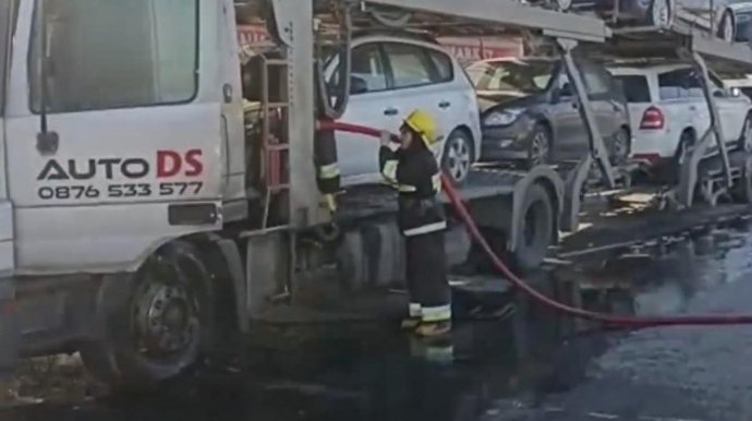 Kürdəmirdə qoşqusunda 8 avtomobil olan yük maşını yandı  - VİDEO
