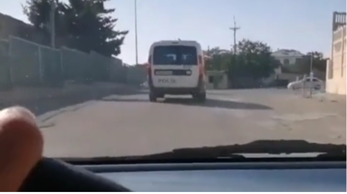 Polis yolda qalan sürücüyə belə kömək edib  - VİDEO