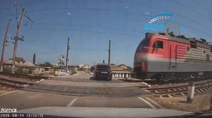 Qatar yaxınlaşanda dəmir yolu keçidinə hansı məsafədə dayanmaq lazımdır? - VİDEO 