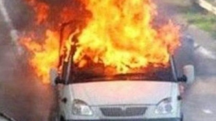 Yol kənarındakı maneəyə çırpılan "Qazel" yandı