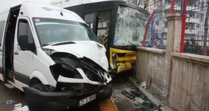 Mikroavtobus avtobusla toqquşdu: 2-si ağır olmaqla 13 yaralı - FOTO