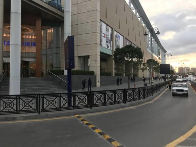 "Gənclik Mall"un qarşısı çəpərləndi – FOTO