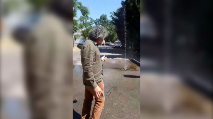 Nəşriyyatın qarşısında “su fontanı” peyda oldu - VİDEO