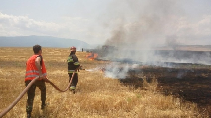Şabranda açıq sahədə yanğın başlayıb
