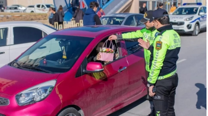 Naxçıvan polisi QADIN SÜRÜCÜLƏRİ təbrik edib - FOTO