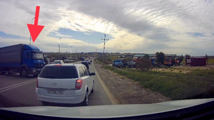 Novxanıda yük maşınının sürücüsü kobud qayda pozub qorxulu anlar yaşatdı    - VİDEO