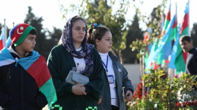 Zəfər Günü ilə əlaqədar İkinci Şəhidlər xiyabanı ziyarət olunur  - FOTO