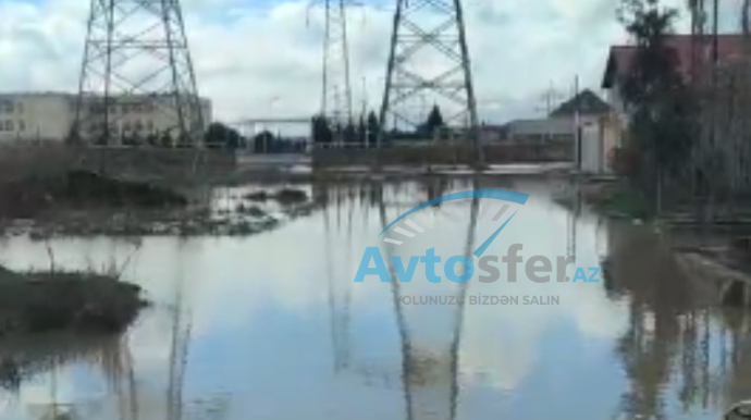 Yağış bir həftə əvvəl yağıb, Məmmədli qəsəbəsinin yolları hələ də su altındadır - VİDEO 