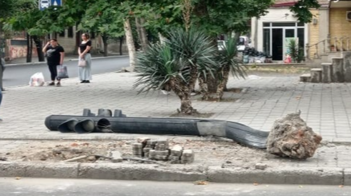 Gəncədə avtomobil işıqforu yerindən çıxardı - FOTO