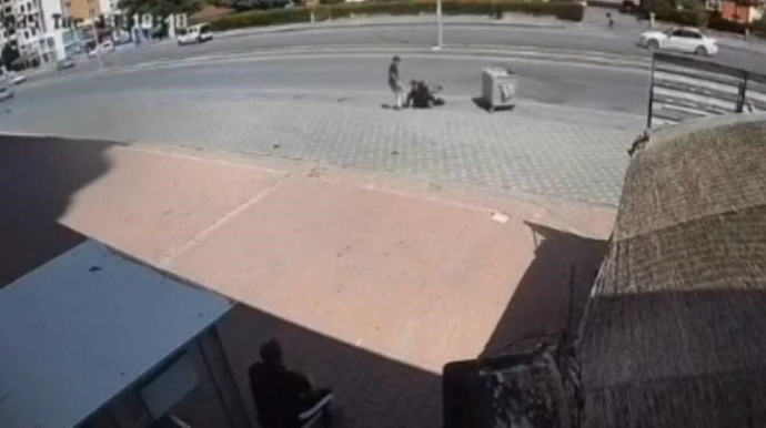 Başını aşağı salıb skuter sürürdü, zibil qutusuna çırpıldı – ANBAAN VİDEO 