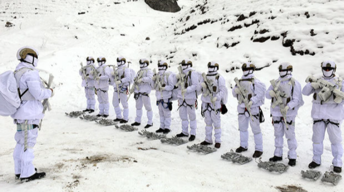 Qarlı hava şəraitində xüsusi təyinatlılarımızın təlimindən görüntülər  - FOTO - VİDEO