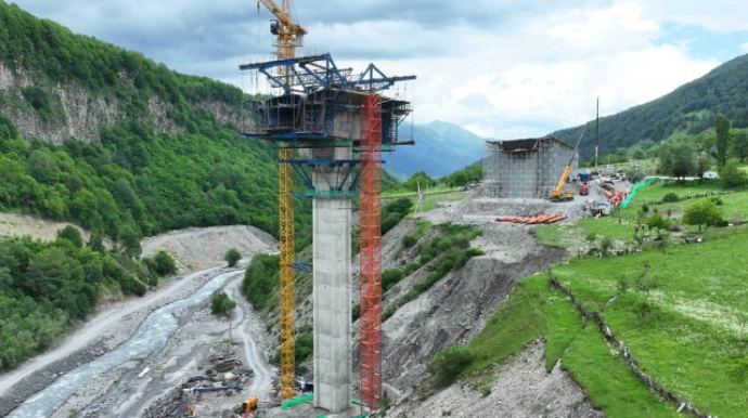 Gürcüstanda yol çəkilişində uçqun baş verdi - Ölənlər var