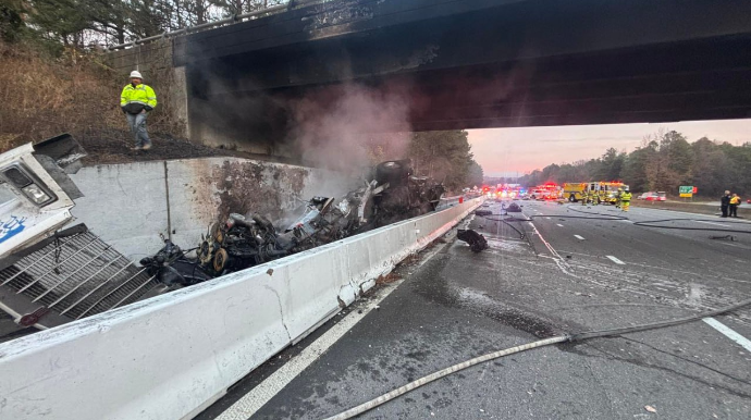 Sükan arxasında yuxulayan yük maşını sürücüsü ağır qəza törətdi; maşın partladı - VİDEO