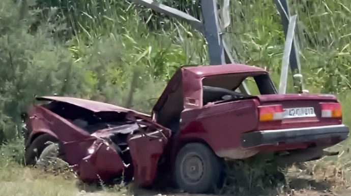 Bakı-Qazax yolunda avtomobil işıq dirəyinə çırpıldı - FOTO