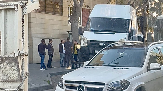 Biləcəridə qəza: Halı pisləşən sürücü qəza törətdi, yol iflic oldu   - VİDEO