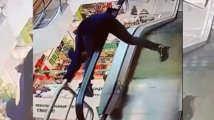 Gödəkçəsi eskalatora ilişən uşaq üçüncü mərtəbədən yıxıldı  - VİDEO