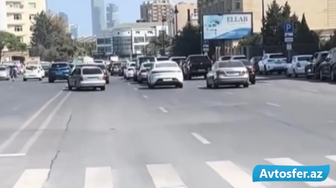 Bu küçədə diqqətli olun, tıxac olduğunu düşünüb vaxt itirəcəksiniz - VİDEO 