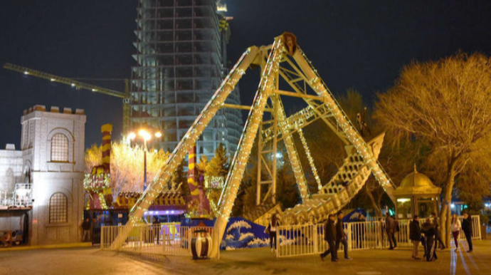 Bulvarda atraksionları söküb kafe və restoran tikdilər  - VİDEO