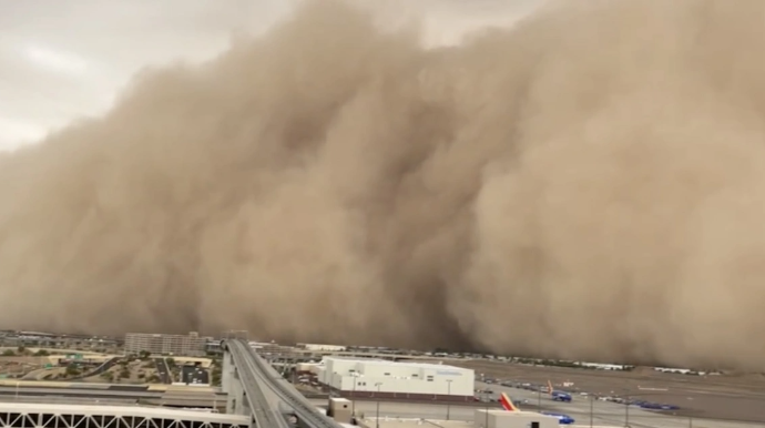 Qum fırtınası ABŞ-də hava limanına ziyan vurdu