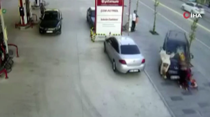 Türkiyədə avtomobil yoldan çıxaraq uşaq arabası və anaya çırpıldı - ANBAAN VİDEO 