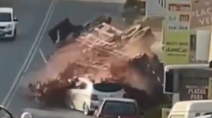 Dəhşətli qəza:  Yük avtomobili maşınların üstünə aşdı  - VİDEO