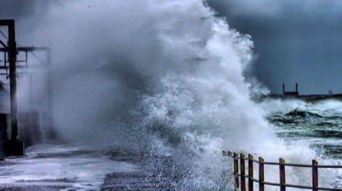 Neft Daşlarında dalğanın hündürlüyü 4,8 metrə çatıb - FAKTİKİ HAVA 