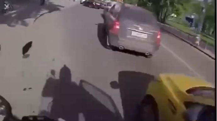 Diqqətsiz sərnişin moto istifadəçisini vurub aşırdı  - VİDEO