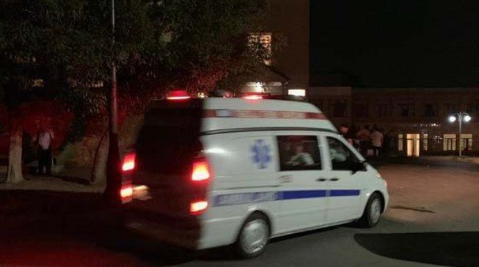 Kişi ikinci mərtəbədən yıxılaraq ağır xəsarət alıb