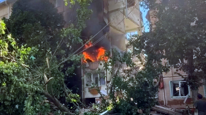 Yaşayış binasına PUA-larla zərbə endirildi: ölənlər var 