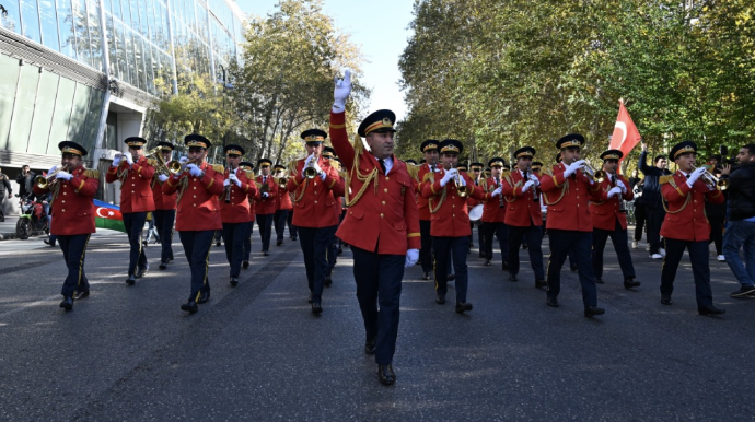 Bakıda hərbi orkestrlərin müşayiəti altında yürüşlər başladı   - YENİLƏNİB