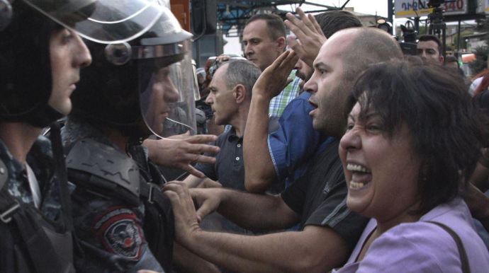 Maskaya görə polis-vətəndaş toqquşması olub - VİDEO 