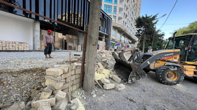 “Metropark”ın yaxınlığında səkinin zəbt edilməsinin qarşısı alınıb - FOTO 