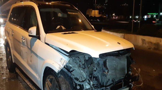 İşıqforun qırmızı işığından keçən avtomobil qəzaya uğrayıb, xəsarət alan var - FOTO 