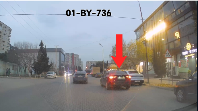 Boş yerə sığmayan sürücü ikinci cərgəni zəbt etdi - VİDEO