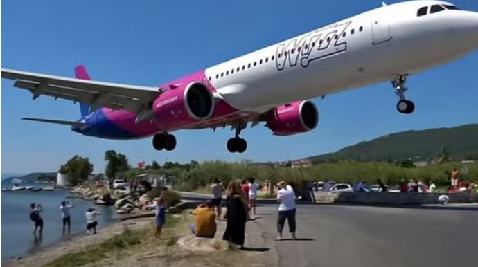 Летящий экстремально низко самолет напугал туристов на пляже  - ВИДЕО