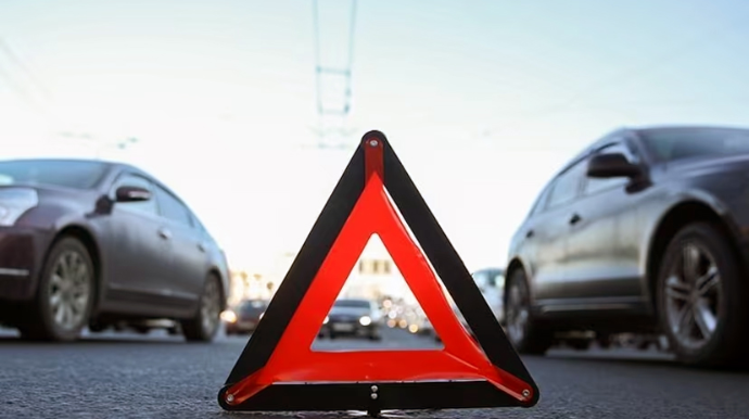 Qaxda minik avtomobilləri toqquşub, yaralılar var 