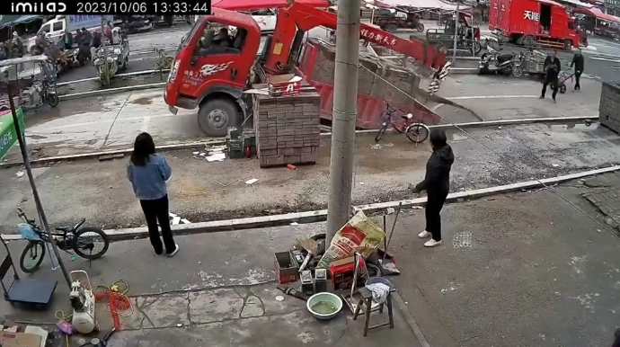 İnsanları şoka salan hadisə: Yük maşını yerə batdı - VİDEO